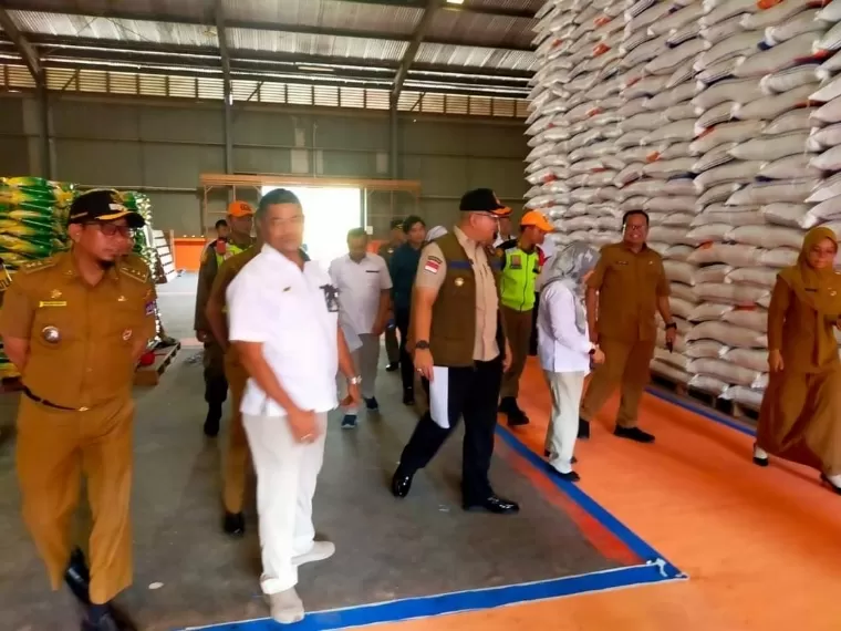 Pj Wali Kota Padang Andree Algamar saat meninjau kecukupan ketersediaan pangan di Gudang Utama Bulog Sumatera Barat, Selasa (30/7/2024). Diskominfo Kota Padang