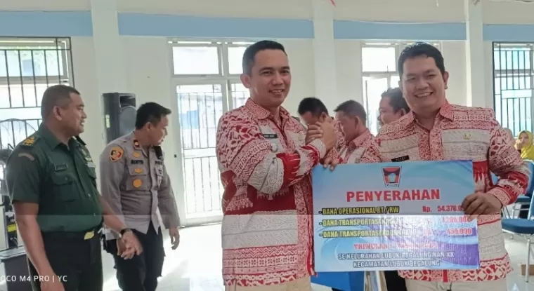 Camat Lubeg, Andi Amir serahkan dana insentif operasional perangkat kelurahan pada Lurah Lubeg, Yusdi di Balai Basuo, Kecamatan Lubeg, Kamis siang (11/7/2024). (dok : istimewa)