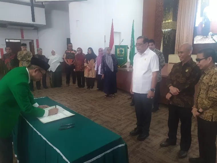 Rektor Unand Efa Yonnedi PhD menandatangani perjanjian komitmen keterbukaan informasi publik di Convention Hall Unand, Rabu (10/7/2024). Turut disaksikan Ketua Komisi Informasi Pusat Dr Ir Donny Yoesgiantoro MM MPA. IST