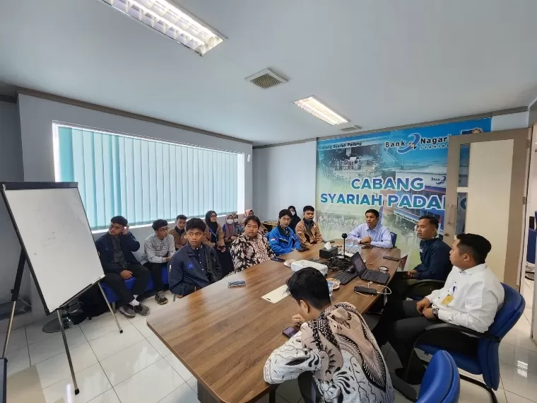 Pemimpin Bank Nagari Cabang Syariah Padang Heri Fitrianto memaparkan Bank Nagari Syariah di hadapan rombongan FoSSEI Sumatera Bagian Tengah di Kantor Bank Nagari Cabang Syariah Padang, Senin (1/7/2024). IST