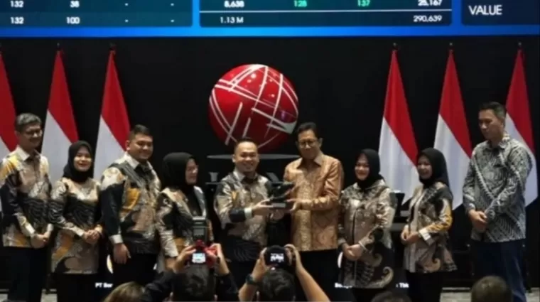 Dewan Komisaris dan Direksi PT Soraya Berjaya Indonesia Tbk bersama Direktur Penilaian BEI I Gede Nyoman Yetna  pada seremoni pencatatan saham perdana SPRE di Main Hall BEI, Rabu (3/7/2024). BEI