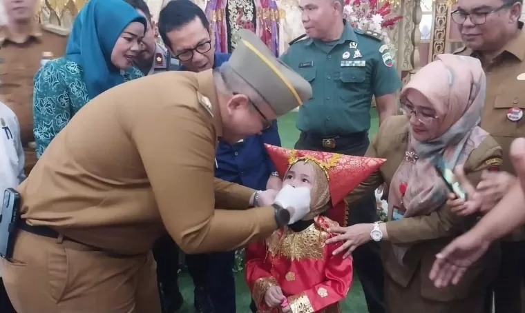 Pj Wali Kota Padang Andree Algamar teteskan vaksin polio saat Pekan Imunisasi Nasional (PIN) Polio di Aula Balai Basuo, Kelurahan Pagambiran Ampalu Nan XX, Kecamatan Lubuk Begalung, Selasa (23/7/2024). Diskominfo Kota Padang