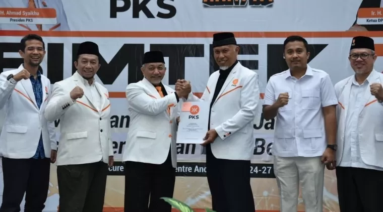 Presiden PKS Ahmad Syaikhu menyerahkan SK untuk Mahyeldi Ansharullah dan Vasco Ruisemy sebagai Bacalon Gubernur dan Bacalon Wakil Gubernur Sumatera Barat dii Hotel Mercure Ancol, Jakarta (25/7/2024). Humas PKS