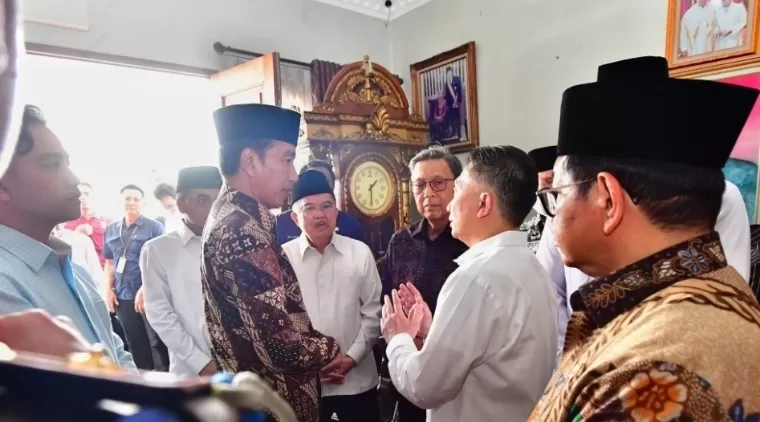 Presiden Jokowi melakukan takziah ke rumah duka almarhum Hamzah Haz di Matraman, Jakarta, Rabu (24/07/2024). BPMI Setpres