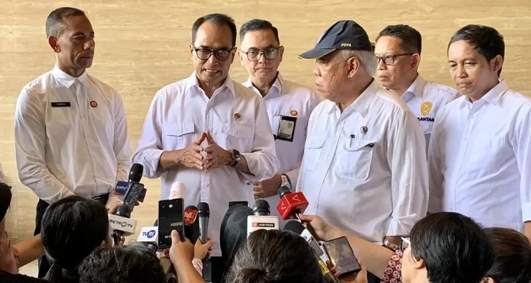 Menteri PUPR Basuki Hadimuljono dan Menteri Perhubungan Budi Karya Sumadi menyampaikan keterangannya kepada awak media usai bertemu dengan Presiden Joko Widodo di Istana Garuda, Senin (29/7/2024). BPMI Setpres