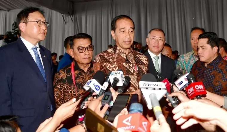 Presiden Joko Widodo menyampaikan keterangan pers di Pabrik PT Hyundai LG Indonesia, Kabupaten Karawang, Provinsi Jawa Barat pada Rabu (3/7/2024). BPMI Setpres