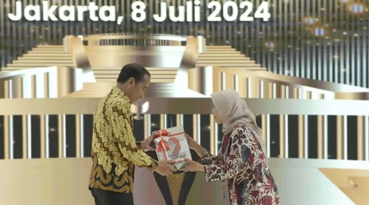 Presiden RI Joko Widodo Menerima LHP LKPP TA 2023 dan Ikhtisar Hasil Pemeriksaan Semester (IHPS) II Tahun 2023 di Jakarta Convention Center (JCC), Senin (8/7/2024). Humas Setkab