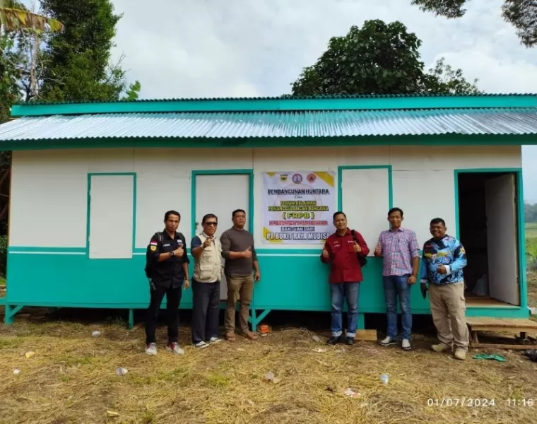 Public Relation PT BRM, Abdul Hadi bersama tim didepan Huntara yang dibangun untuk keluarga korban terdampar banjir lahar dingin Marapi di Kabupaten Tanahdatar, Senin (1/7/2024). (dok : istimewa)