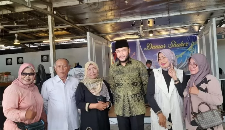 Kandidat Wali Kota Padang, Fadly Amran bersama anggota Projo Padang, Minggu (14/7/2024). (dok : istimewa)