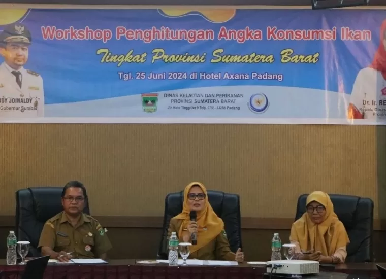 Kepala Dinas Kelautan dan Perikanan Sumbar Dr Ir Reti Wafda MTp saat membuka Workshop Penghitungan Angka Konsumsi Masyarakat di Hotel Axana Padang, Selasa (25/6/2024). IST