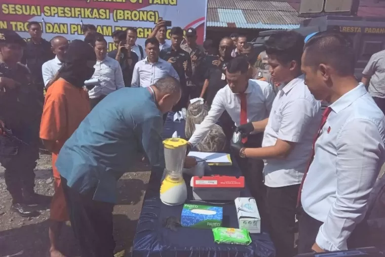 Kuasa hukum tersangka I ikut menyaksikan pemusnahan barang bukti yang disita Polresta Padang dan jajarannya, Rabu (31/7/2024). (dok : arunala.com)