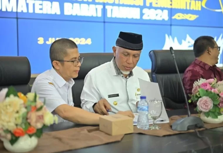 Gubernur Sumbar Mahyedi bersama Asisten Deputi Koordinasi Pelaksanaan Kebijakan dan Evaluasi Reformasi Birokrasi, Akuntabilitas Aparatur, dan Pengawasan I Kementerian PAN RB, Akhmad Hasmy, Rabu (3/7/2024). (dok : sumbarprov.go.id)