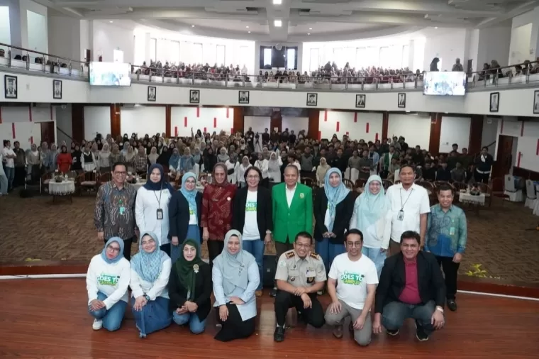 Dirjen Kesmas Kemenkes dr Maria Endang Sumiwi MPH, Wakil Rektor II Unand Dr Hefrizal Handra MSoc Sc dan undangan foto bersama saat Kemenkes Goes To Campus 