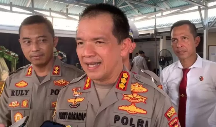 Kapolresta Padang, Kombes Pol Ferry Harahap beri keterangan kepada wartawan soal pemecatan seorang oknum Polisi jajaran Polresta Padang, Rabu (31/7/2024). (dok : arunala.com)