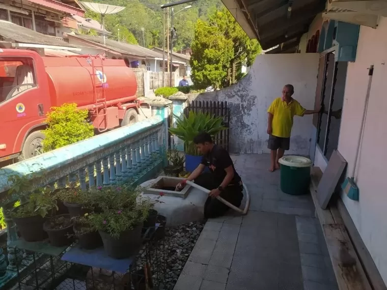 BPBD Padang mendistribusikan air bersih ke rumah warga yang mengalami kekeringan. IST