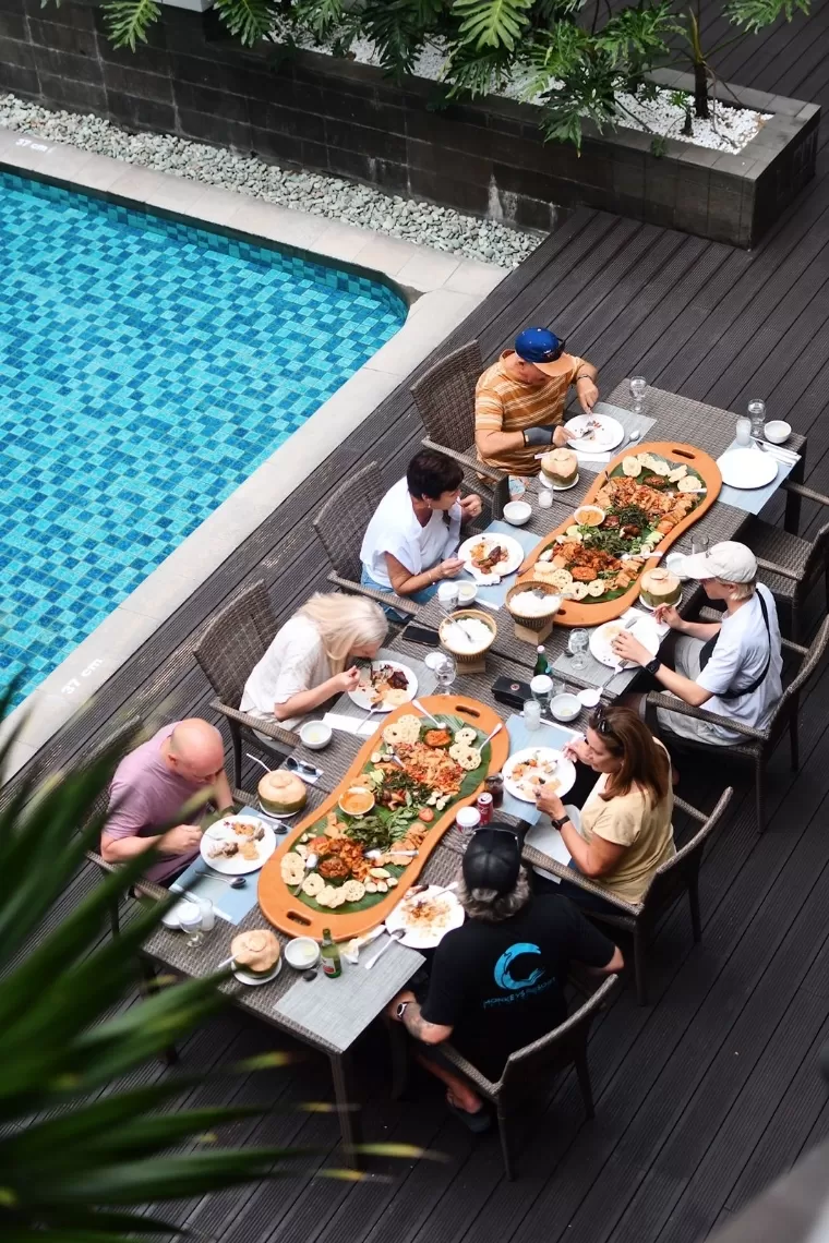 Turis asing menikmati paket Balanjuang di Poolside Hotel Mercure Padang. IST