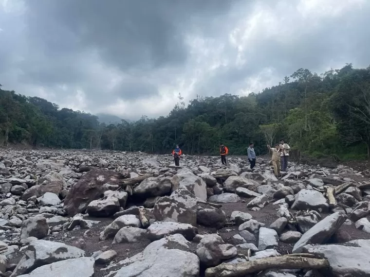 Tim melakukan survei lokasi pemasangan sabodam pada salah satu aliran sungai di Tanahdatar. Kominfo Tanah Datar