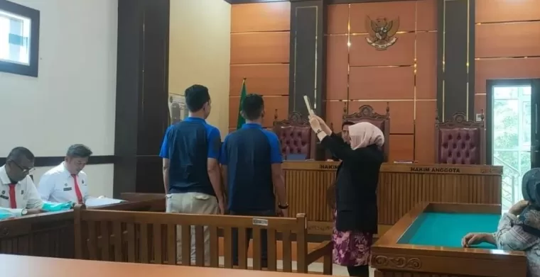 Pelanggar Perda Tibum disumpah sebelum menjalani sidang tipiring di Pengadilan Negeri Padang, Kamis (18/7/2024). Humas Satpol PP Kota Padang