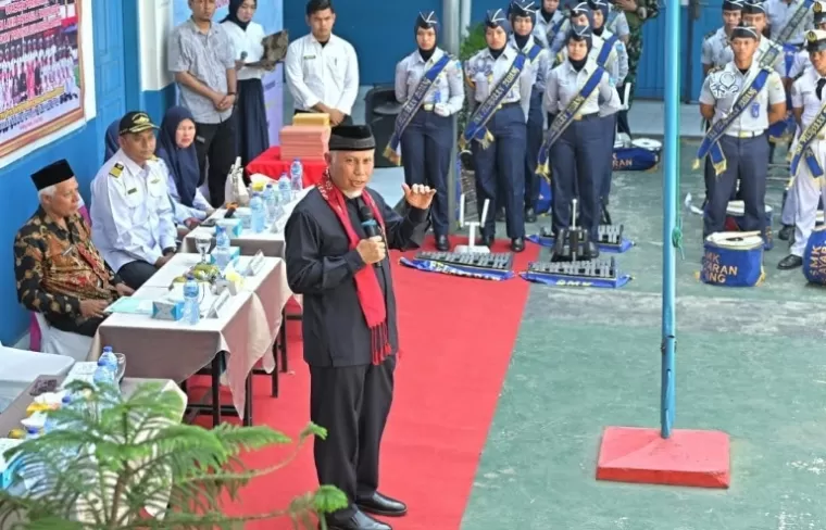 Gubernur Mahyedi berikan motivasi kepada para siswa baru SMK Pelayaran Padang saat pembukaan MPLS di SMK itu, Sabtu (27/7/2024). (dok : istimewa)