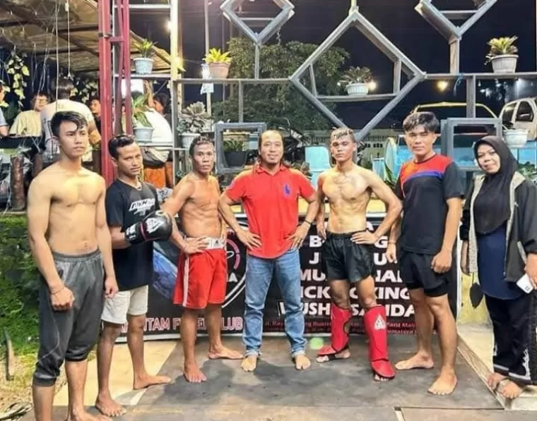 Pendiri Sasana Camp Fighter Gagak Hitam Aipda Hendri Haryono bersama para atletnya. (dok : istimewa)