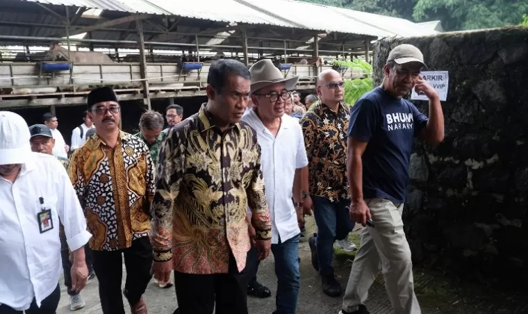 Menteri Pertanian Amran Sulaiman (ketiga dari Kiri), Arie Triyono (keempat dari kiri), dan Didik (paling kanan) di Sleman, Yogyakarta. (dok : istimewa)