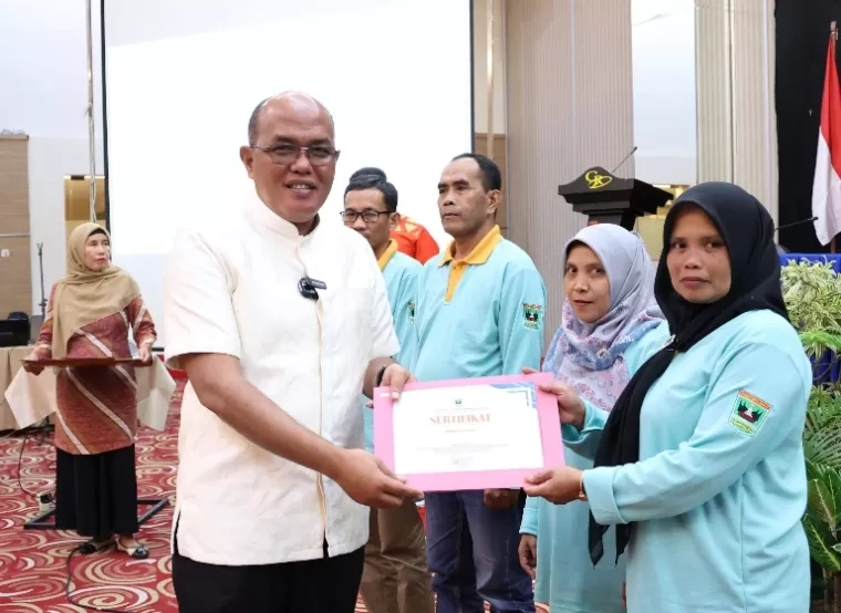 Ketua DPRD Sumbar Supardi serahkan sertifikat pelatihan kepada peserta Pilar Pilar Sosial angkatan IV di Bukittinggi beberapa waktu lalu. (dok : istimewa)