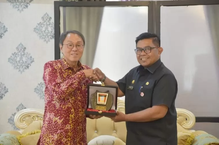 Pj Sekko Padang Yosefriawan menyerahkan cinderamata kepada Konjen Jepang di Medan Takonai Susumu PhD di Rumah Dinas Wali Kota Padang, Selasa, (9/7/2024). Diskominfo Kota Padang