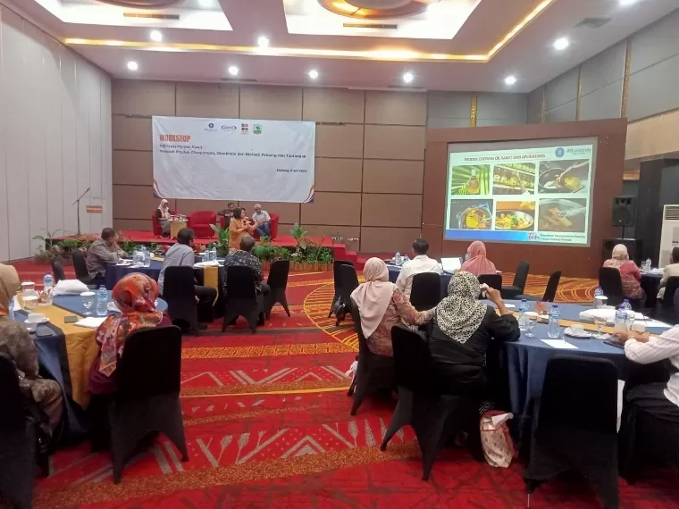 Peneliti SBRC LPPM IIPB University Prof Dr Ir Erliza Hambali MSi saat memaparkan materi pada Workshop 