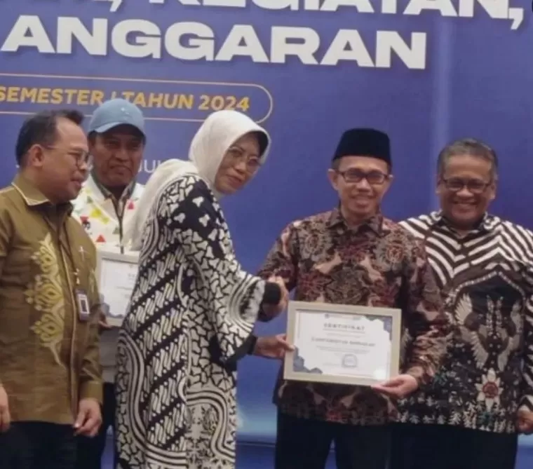 Sekretaris Ditjen Dikti Kemendikbudristek Prof Tjitjik Srie Tjahjandarie menyerahkan penghargaan IKU 5 kepada Rektor Unand Efa Yonnedi PhD di Jakarta, pada Kamis (18/7/2024). IST