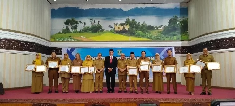 Gubernur Sumbar Mahyeldi Ansharullah bersama Kadis DKP Sumbar Dr Ir Reti Wafda MTp dan 10 Kepala OPD menerima penghargaan SAKIP Predikat A di Kantor Gubernur Sumbar, Senin (1/7/2024). IST