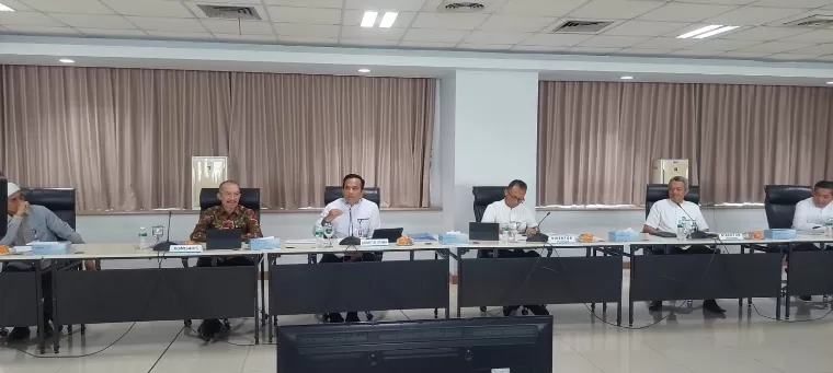 Komisaris dan Direksi Bank Nagari saat Silaturahmi dengan Media di Aula Lantai IV Kantor Pusat Bank Nagari, Jumat (5/7/2024). IST