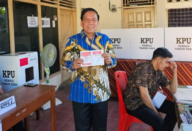 Wakil Ketua DPRD Sumbar Suwirpen Suib usai mencoblos di TPS 18 Marapalam Indah Kecamatan Padang Timur, saat PSU DPD RI dapil Sumbar, Sabtu (13/7/2024). (dok : istimewa)