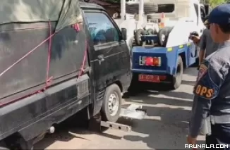 Dishub Kota Padang Derek Mobil Parkir Sembarangan