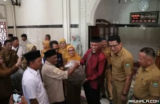 Gubernur Mahyeldi Serahkan Bantuan Sarana Perikanan di Padangpariaman