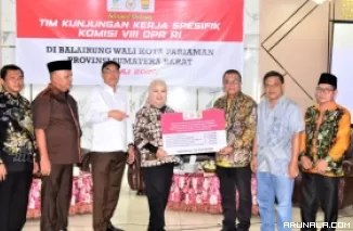 Kemensos dan Komisi VIII DPR RI Serahkan Bantuan Untuk KPM, PM dan PKH di Kota Pariaman