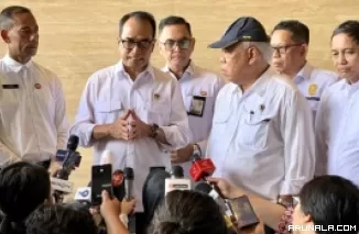 Presiden Jokowi Bertemu Jajaran OIKN dan Menteri Perhubungan di Istana Garuda