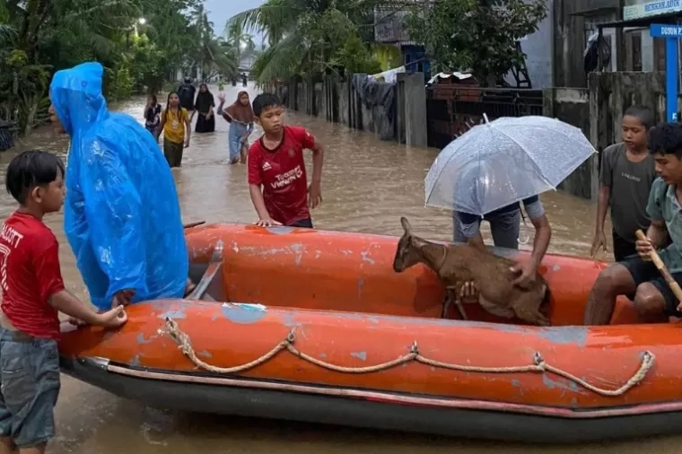 Terlihat petugas BPBD Kabupaten Aceh Jaya dengan perahu karetnya siap mengevakuasi warga yang terdapat banjir yang melanda kawasan itu sejak Minggu malam (18/8/2024) kemarin. (dok : bnpb)