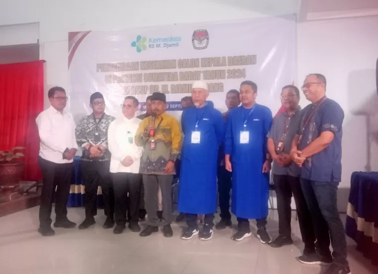 Ketua KPU Sumbar, Surya Efitrimen bersama Dirut RSUP M Djamil Padang jelang pemeriksaan kesehatan pasangan bakal calon kepala daerah di rumah sakit itu, Jumat pagi (30/8/2024). (dok : arunala.com)