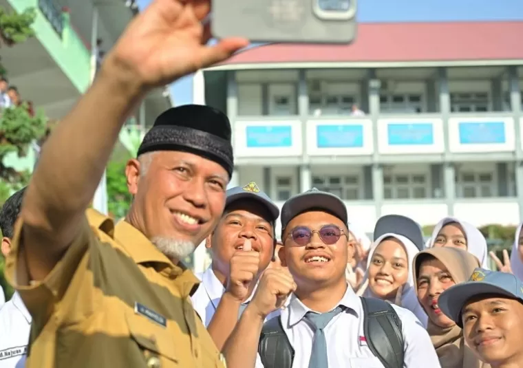 Gubernur Mahyeldi menyempatkan diri berswafoto dengan para siswa yang mewakili Sumbar pada ajang OSN tahun ini di Jakarta. (dok : adpim)