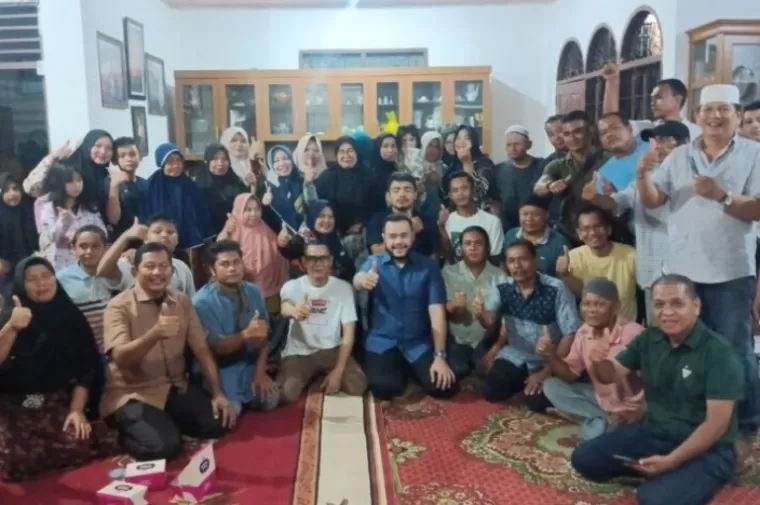 Balon Wali Kota Padang, Fadly Amran bersama warga Komplek Lolong Belanti, Kota Padang, Jumat (2/2024) kemarin. (dok : istimewa)