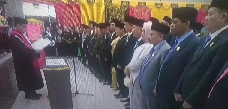 Pelantikan dan pengucapan sumpah dan janji jabatan anggota DPRD Kota Padang Periode 2024-2029 yang dipimpin Kepala Pengadilan Negeri (PN) Padang Syafrizal SH di Gedung DPRD Kota Padang, Aie Pacah, Rabu (14/8/2024). IST