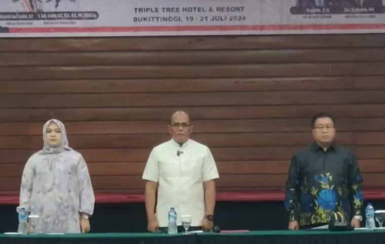 Ketua DPRD Sumbar, Supardi membuka kegiatan pilar-pilar sosial yang diikuti Lurah se Kota Payakumbuh, di Bukittinggi, Jumat (19/7/2024). (dok : humas dprd sumbar)