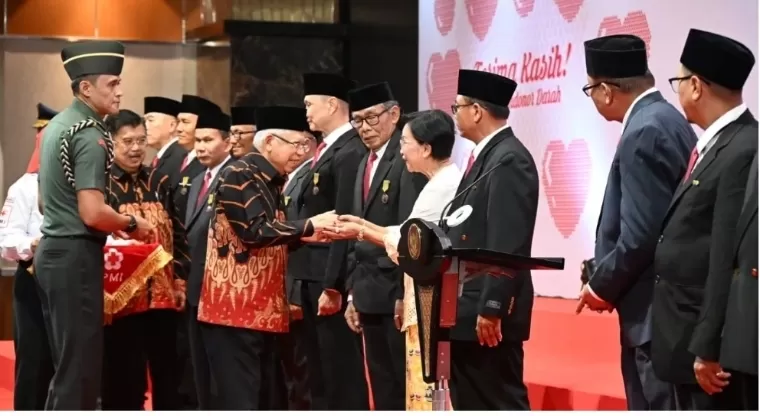 Wapres Ma'ruf Amin pada Penganugerahan Tanda Kehormatan Satyalancana Kebaktian Sosial kepada Pendonor Darah Sukarela 100 kali, di Hotel Grand Sahid Jaya, Jakarta, Senin (5/8/2024). BPMI Setwapres