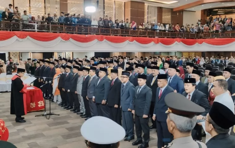 Ketua Pengadilan Tinggi Padang, Ade Komarudin mengambil sumpah/janji 65 anggota DPRD Sumbar yang baru periode 2024-2029 di ruang sidang utama gedung DPRD Sumbar, Rabu (28/8/2024). (dok : istimewa)