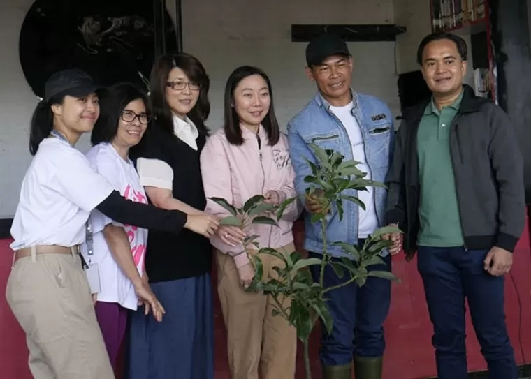 President Director of Bank Maspion Indonesia, Kasemsri Charoensiddhi bersama Bumibaik dan KTH Hijau Lestari saat kegiatan penanaman 100 pohon bibit alpukat di Desa Sumberejo, Kota Batu, Malang belum lama ini. (dok : istimewa)