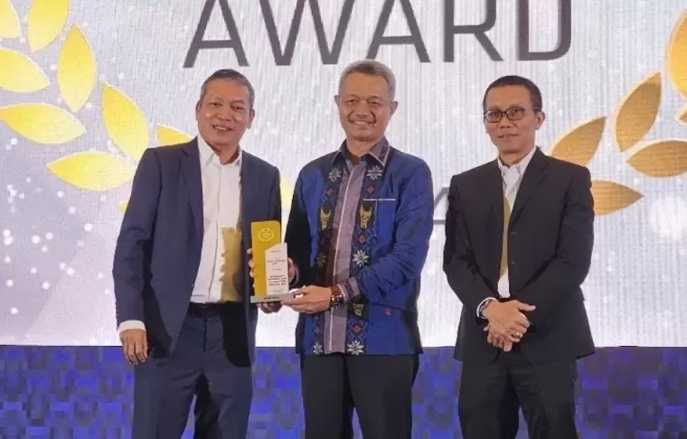 Chairman InfoBank Media Group Eko B Supriyanto dan Direktur InfoBank Karnoto Mohamad menyerahkan penghargaan The Excellent Performance Bank in 5 Consecutive Year (2018-2023) kepada Direktur Operasional Bank Nagari Zilfa Efrizon. IST