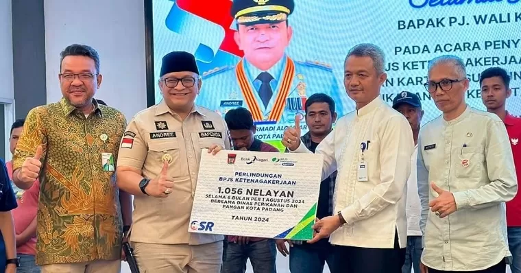 Direktur Operasional Bank Nagari Zilfa Efrizon menyerahkan bantuan jaminan sosial kepada Pj Wali Kota Padang Andree Algamar di Gedung Youth Center, Jumat (23/8/2024). Humas Bank Nagari