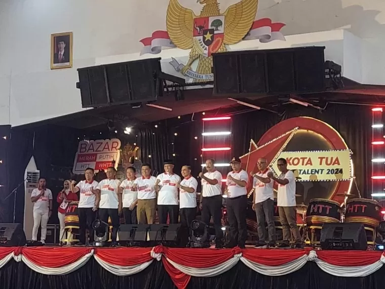 Foto bersama usai peresmian Bazar Merah Putih HTT di GOR HTT Padang, Jumat (16/8/2024). Diskominfo Kota Padang
