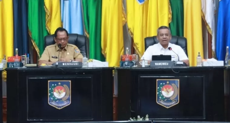 Wamenkeu Suahasil Nazara bersama Menteri Dalam Negeri Tito Karnavian saat Rapat Koordinasi Pengendalian Inflasi Daerah Tahun 2024 di Jakarta, Senin (5/8/2024). Humas Kemenkeu