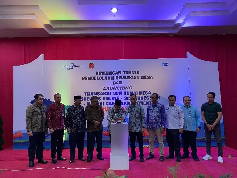 Bupati Agam Andri Warman dan Direktur Keuangan Bank Nagari Roni Edrian menekan tomb saat peluncuran aplikasi Siskeudes di Hotel Rocky Padang, Kamis (15/8/2024). IST